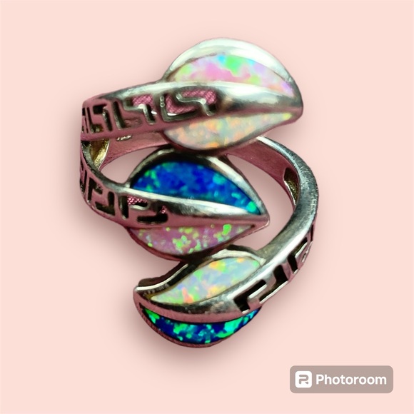 Opal ring with three different color leave design for sale - Picture 1 of 1